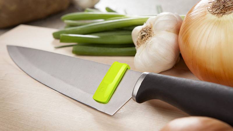 Illustration for article titled Is This Knife Squeegee the Most Brilliant Kitchen Gadget Ever Created? (YES!)
